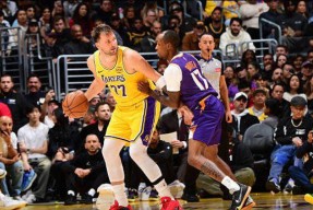 关键时刻里尔单刀错失洛杉矶湖人关键时刻复出首秀，媒体一致点评：菲尼克斯太阳迎国王杯关键赛的简单介绍