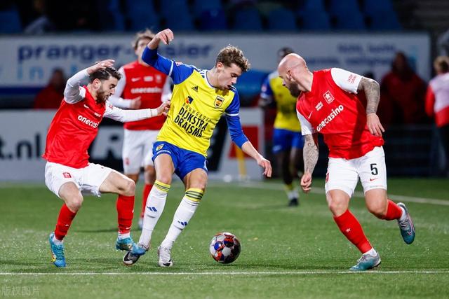 包含荷甲今晚走向成谜，勒沃库森刷新队史纪录，更衣室稳定，高层口径保持一致的词条